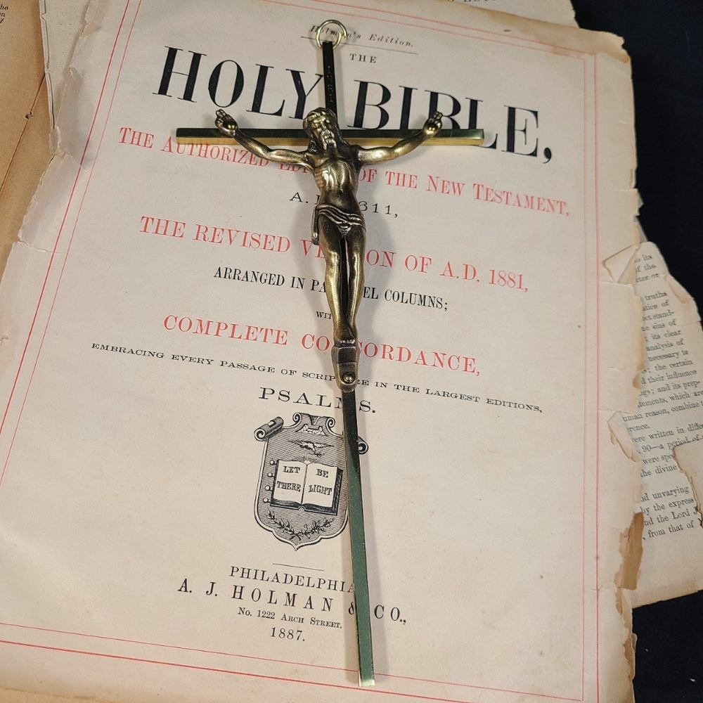 Vintage crusifex/ cross in a gold tone!